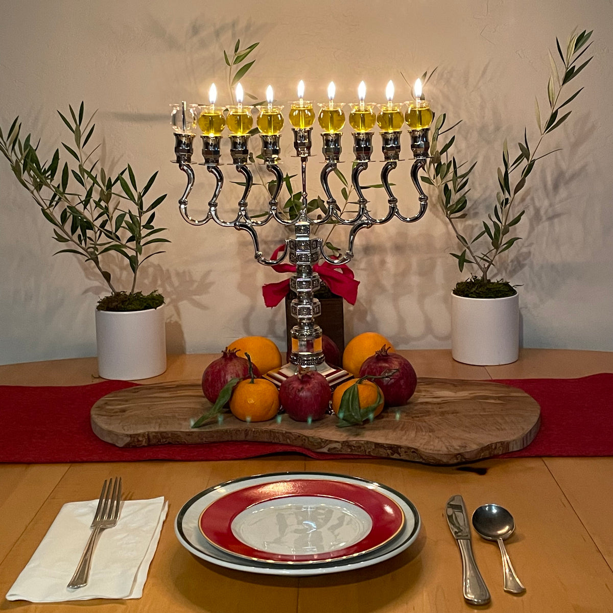 Exquisite Olivenbaum-Menorah – Hochglanzverchromt Mit Messingbeschichteten Bechern, 11,5 Zoll – Kunstwerk Von Zion Judaica Exquisite Olivenbaum-Menorah – Hochglanzverchromt Mit Messingbeschichteten Bechern, 11,5 Zoll – Kunstwerk Von Zion Judaica