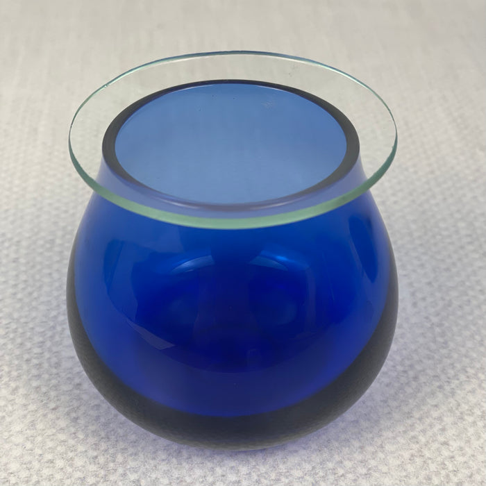 Single tasting glass shown with a single watch glass cover on top